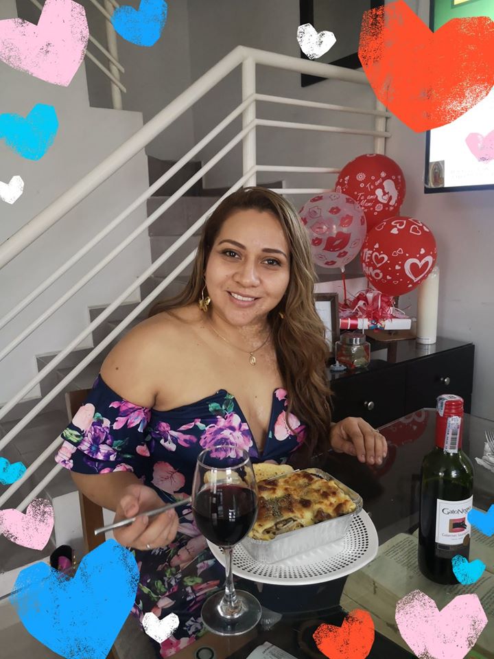 Con una deliciosa lasagña y una copa de vino, María Eugenia Herrera Gutiérrez celebró el Día de las Madres.